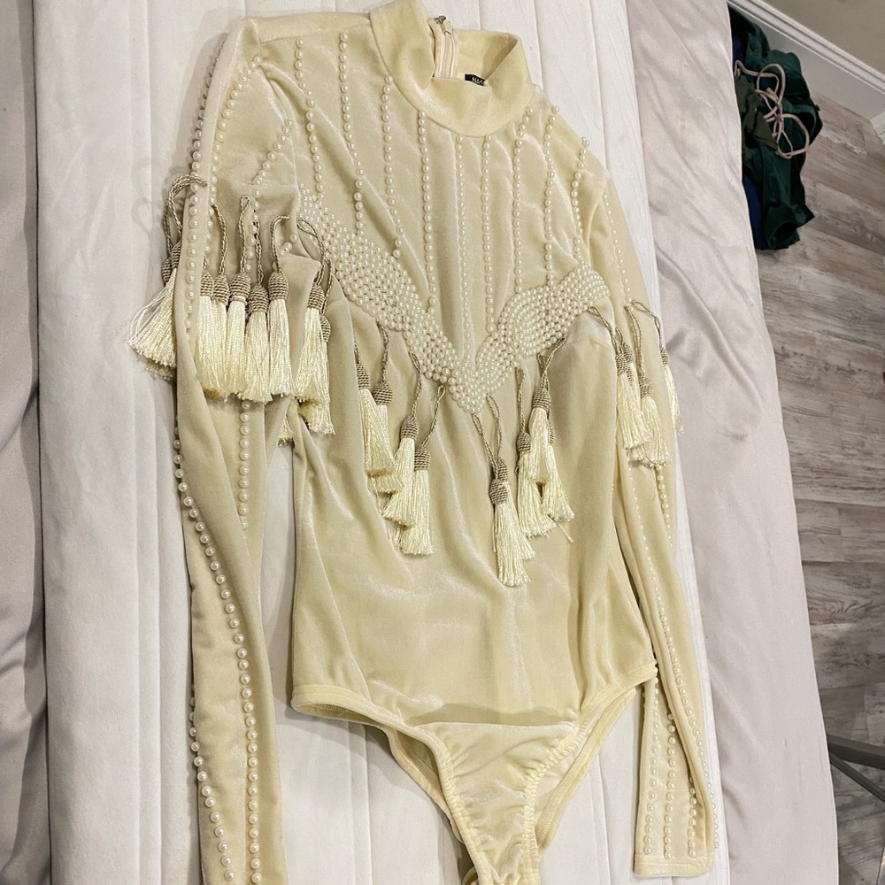 NastyGal Cream Velvet Bodysuit (US SIZE 6) - Picture 5 of 8